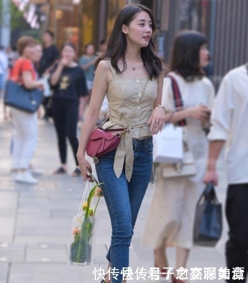 t恤|浅灰色T恤搭配七分牛仔裤,简洁干练,清新自然