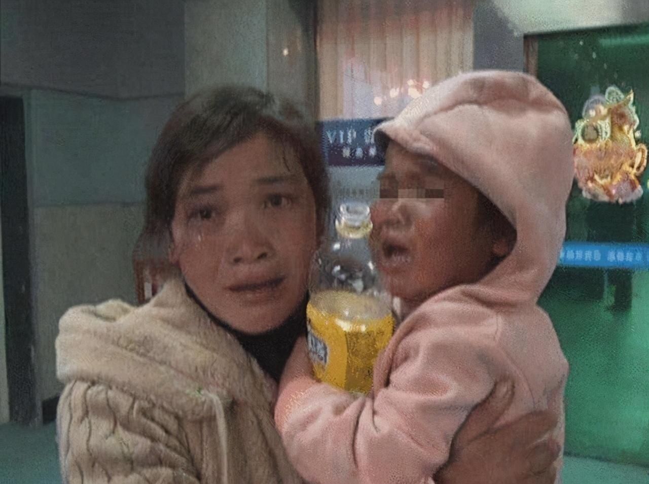 人贩子|宝妈带孩子出门手机被抢,第一反应令人称赞,大多数宝妈都想不到