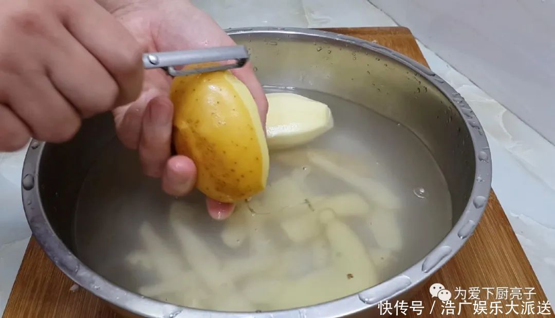 鸡蛋|土豆别再炒着吃了,撒1把葱花,比鸡蛋饼还香,出锅孩子都抢着吃