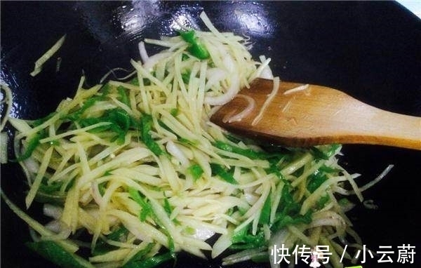 翻倍|“多加1味”配料，让简单的青椒土豆丝好吃翻倍！不试不知道呢