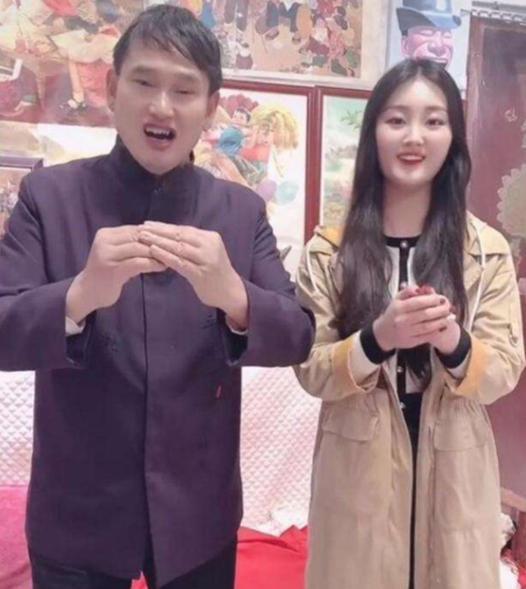 大衣哥被人砸门谩骂却不搬家,知道老油条套路多深,原因让人气愤