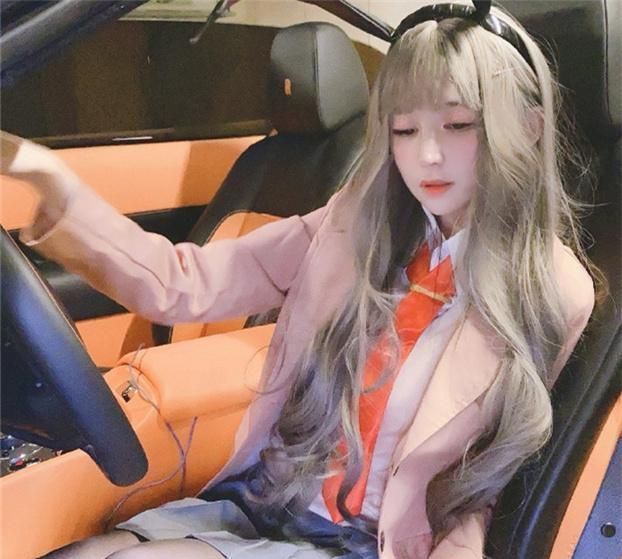 cos|当蔡萝莉不再“装嫩”并COS“麻衣学姐”后,网友:“蔡蛮腰”!