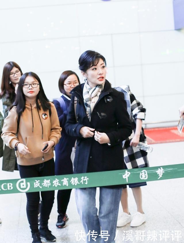 优雅|周涛才是50岁女人的穿搭教科书,黑大衣用基础配色法,优雅时髦