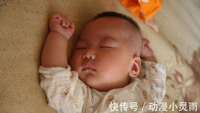 新生儿|为什么宝宝喜欢“投降式”睡姿？看完后可别把宝宝胳膊拿下来了