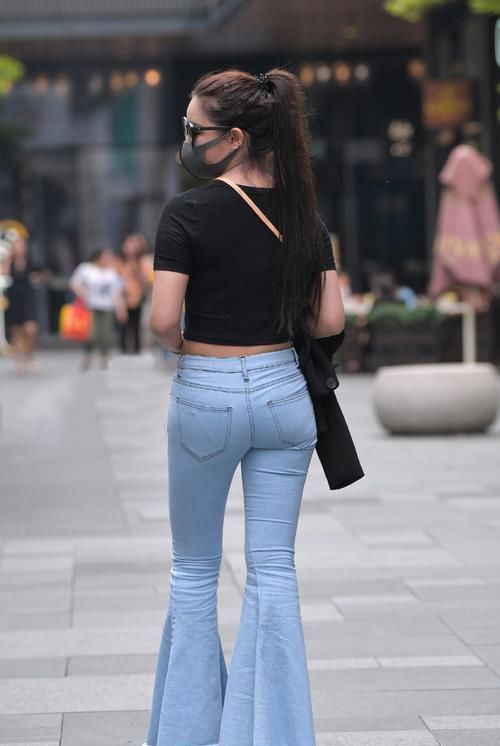 穿腻了普通牛仔裤,那就试试牛仔喇叭裤,让你的造型轻松个性起来