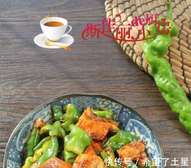 这才是青椒最好吃最下饭做法，每次炒一盘顿顿吃个精光，好吃到爆！