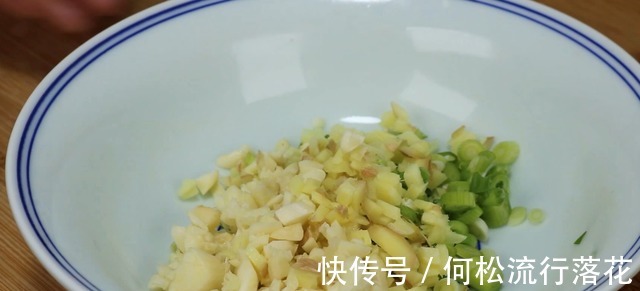 以后鸡肉就这样吃,不炒不炖,往锅里一倒,出锅瞬间流口水!