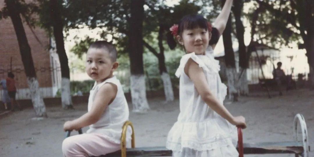 秒怂|二宝欲上前“捣乱”,被姐姐一个“眼神杀”吓退,乖怂表情亮了