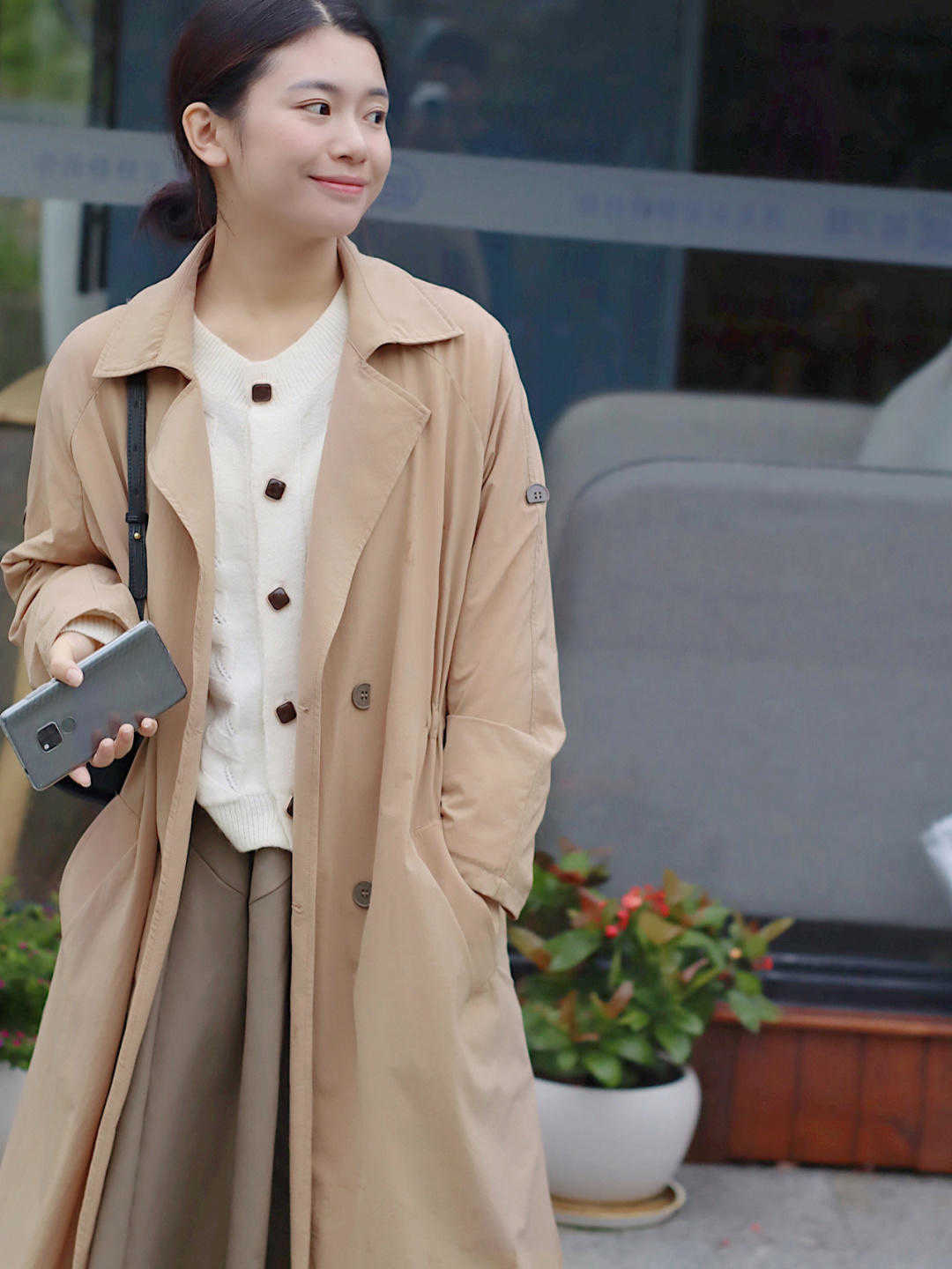 针织衫|入秋以后怎么穿?衬衫搭配白色百褶裙简约时髦,干练又不失优雅