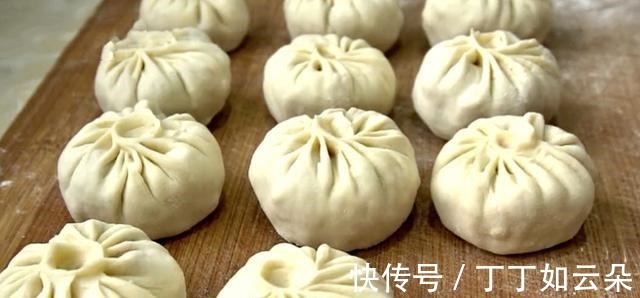 我遇到此菜从不手软，6毛一斤一次性多买点，薄皮大馅家人都爱吃！