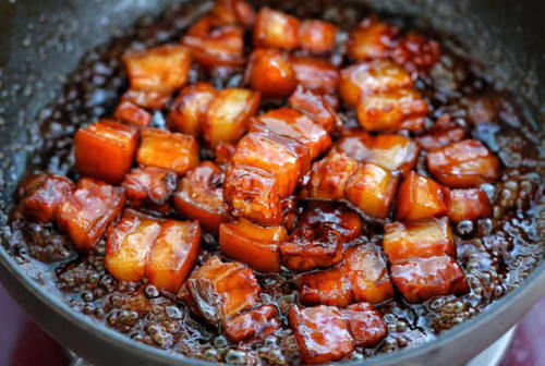 做红烧肉，收汁时油很重？厨师告诉我，有一步做错了，看着都腻