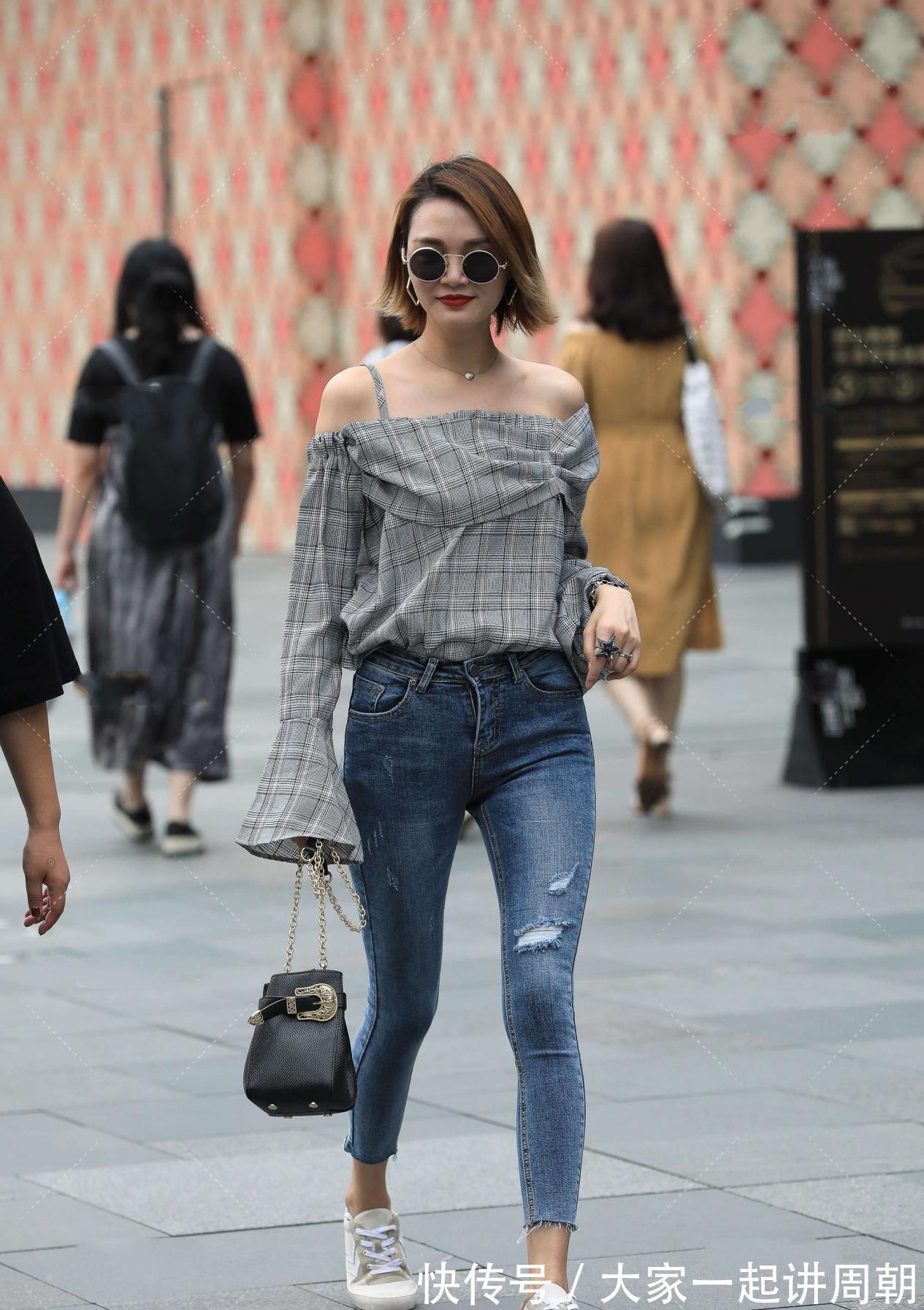 穿衣 蓝色牛仔裤如何搭配才能与众不同?分享穿衣小妙招,轻松引领潮流