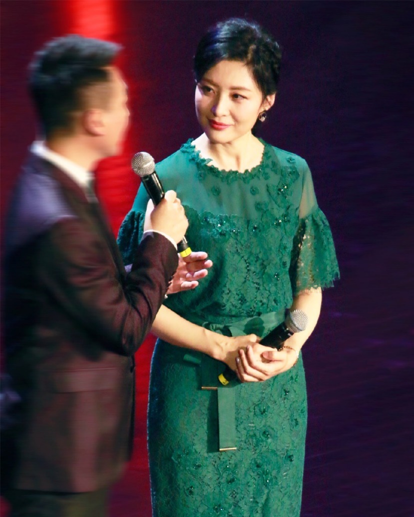 周涛 著名主持人周涛气质感真好!马尾辫搭配绿色蕾丝连衣裙,减龄时髦
