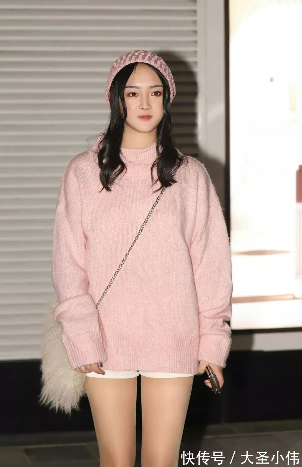 街拍|美女街拍：气质飘飘的姐姐好清纯啊，和闺蜜一起逛街，搭配出自己的精致感觉