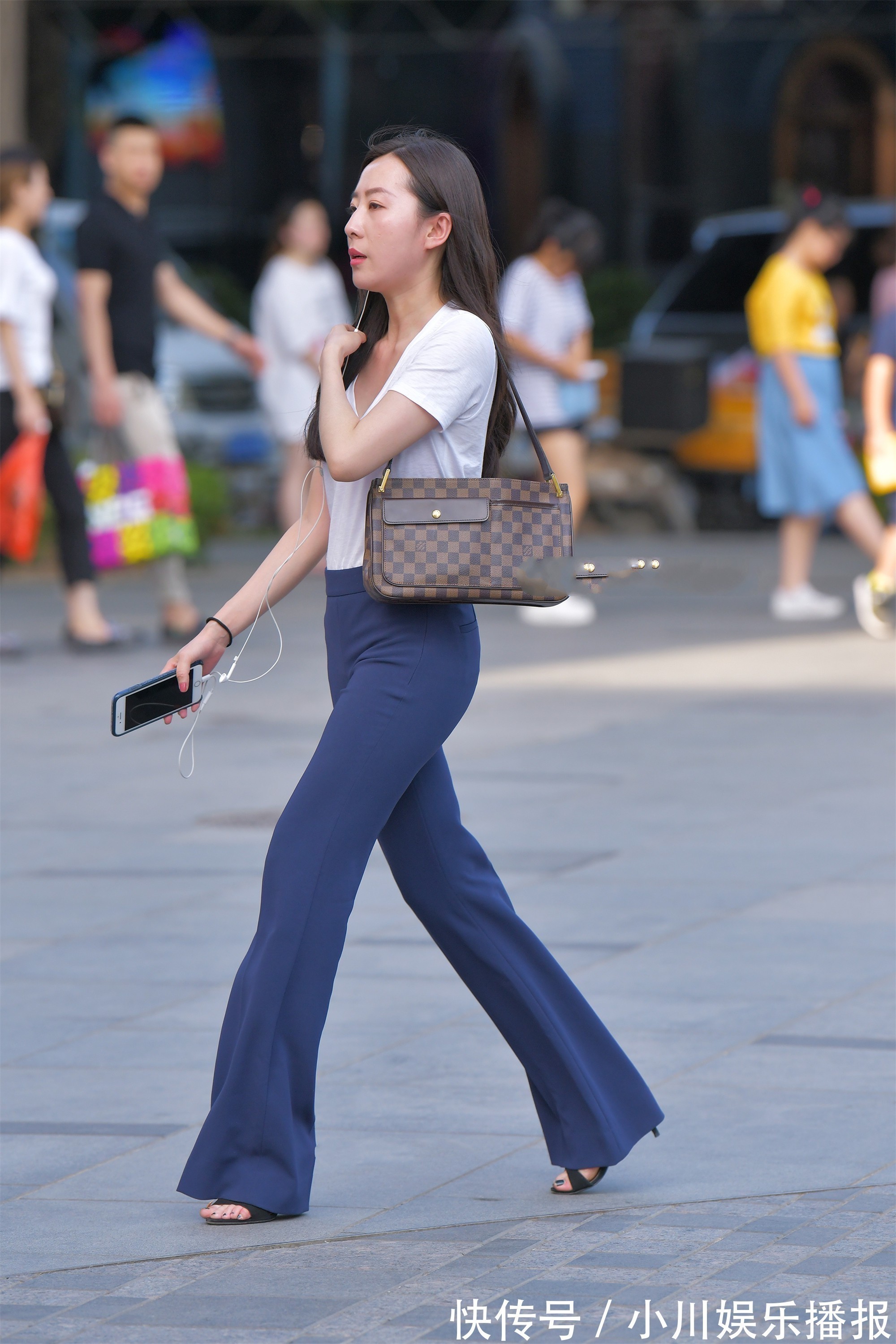 白色短袖 白色短袖搭配渐变颜色阔腿裤,优雅成熟,满满通勤风