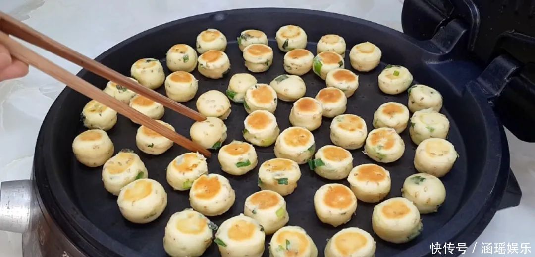 早餐别吃包子了,面粉中加2个鸡蛋,不蒸馒头不烙饼,出锅太香了