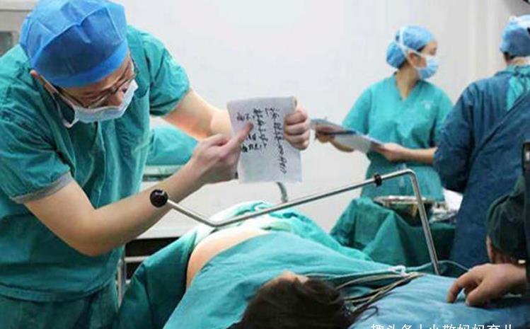 十月怀胎|进入产房前,婆婆偷偷塞给医生一张纸条,得知内容后产妇哭成泪人