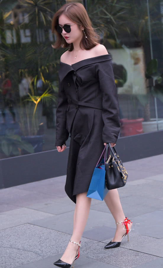 小姐姐穿得真潮“左边适合见闺蜜,右边适合见男友”,佩服