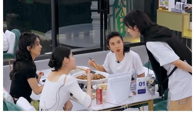 后厨|五个嘉宾都不会做菜,客人吃到生米线,难怪《中餐厅5》评分暴跌