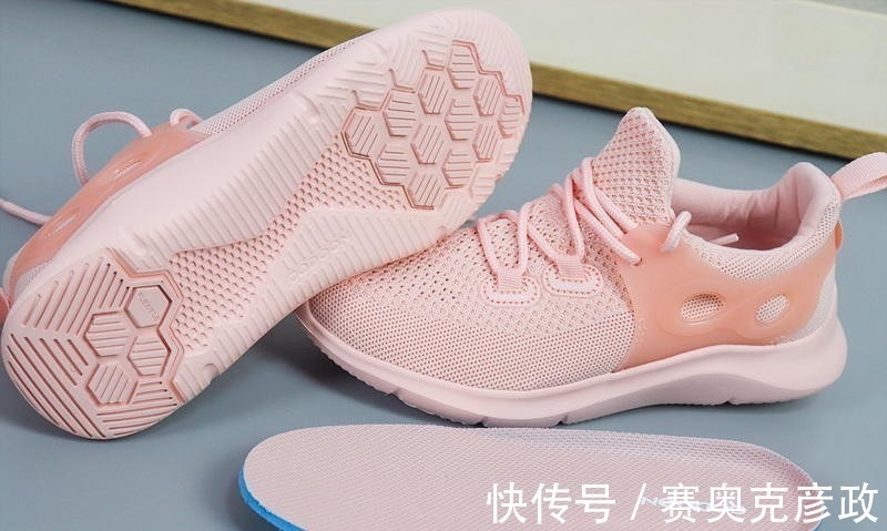 老妈 我用买冰皮月饼的钱,给老妈换了一双咕咚5K跑鞋