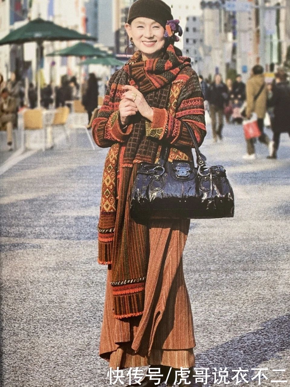 女人懂穿衣越活越年轻，70岁依旧貌美如花，这两位奶奶让人羡慕