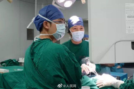 女子|走路不要看手机！女子走路看手机摔倒几乎失去右眼