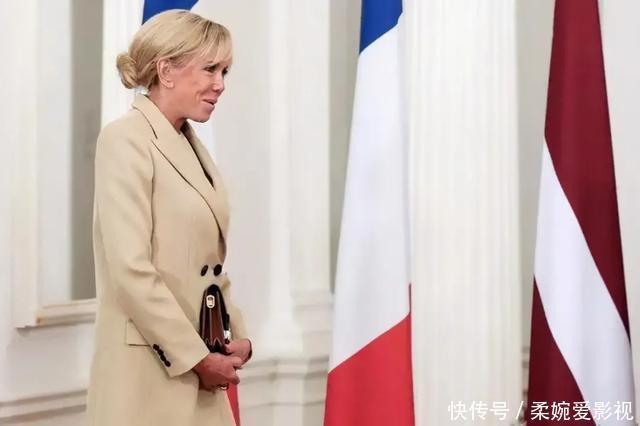 布丽吉特换新发型好年轻!手挽老公气质高贵,穿风衣露小腿美翻了