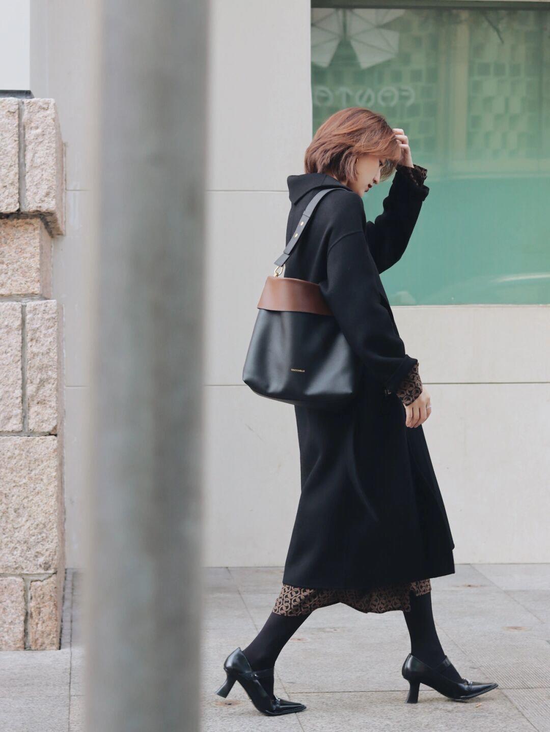 紫色大衣外套 秋冬怎样搭配出知性优雅的气质,碎花裙+紫色大衣外套,时髦又不失女人味!