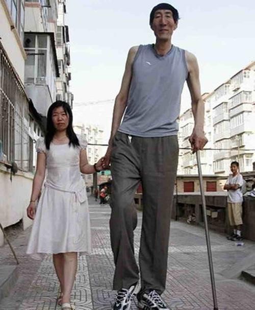 二胎|56岁中国巨人娶28岁娇妻，不顾劝阻坚持生子，现在孩子怎么样了