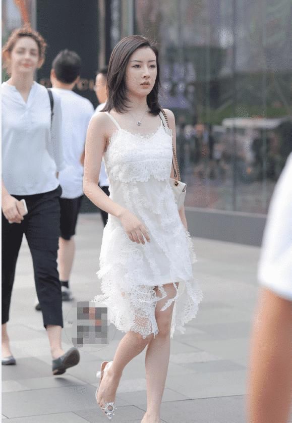 与众不同的白色吊带裙,别具一格的高跟鞋