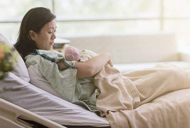 产妇|老婆生完孩子自己溜达出产房,老公懵了:别这样,你稍微意思意思