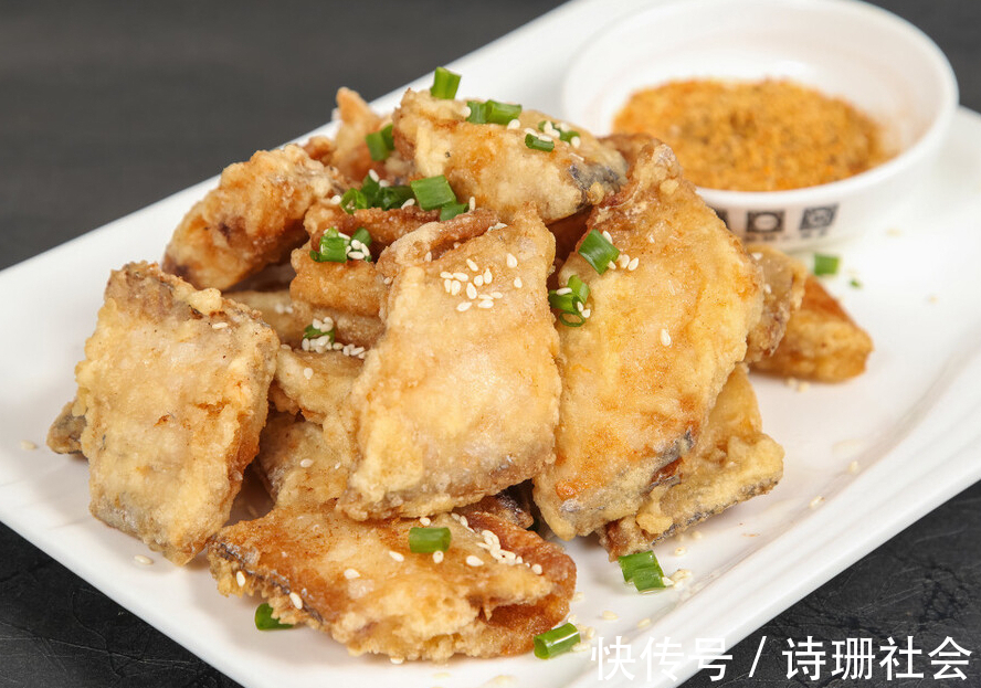 泡打粉|炸带鱼,裹面粉还是淀粉?教你一招,带鱼外酥里嫩,凉了不回软