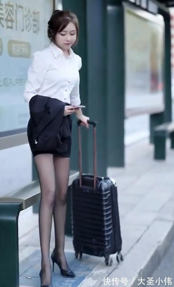 街拍|美女街拍:小姐姐的穿搭很有趣,不仅时尚感强,非常精致的脸庞特别的讨喜!