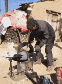 |搞笑GIF趣图:?我手机刚买没几天也不贵,也就一万八吧!