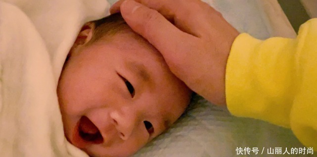 可怜天下父母心|古巨基夫妻24小时盯着儿子睡觉,生怕趴睡窒息,可怜天下父母心