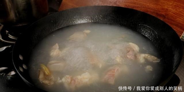  炖羊肉时，有人焯水有人直接炖小董教你正确做法，汤白无腥味