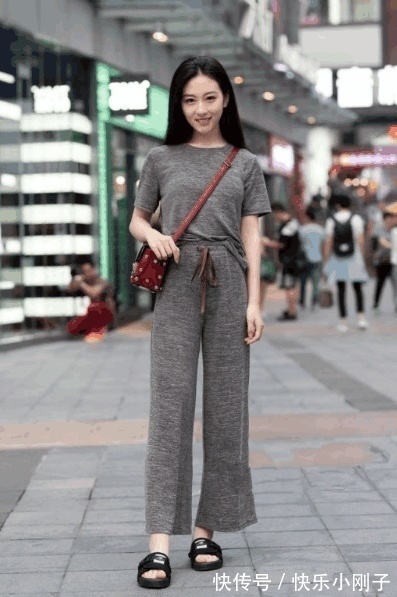 运动背心|小姐姐上身穿的是一件红色的运动背心,充满活力