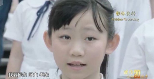 全网都在问：春晚开场的女孩是谁？站在C位的那个小女孩叫龙紫岚