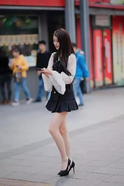 高跟鞋|小姐姐脚上搭配一双透明元素的高跟鞋,显得气质非常的柔美