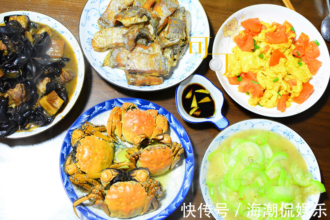 木耳|晚餐加餐,4个大闸蟹56元,再加两荤两素,特殊时期真够丰盛