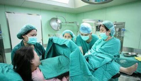 医生|25岁孕妇产龙凤胎刚要缝合,突然喊道“等一下”,医生当场愣住