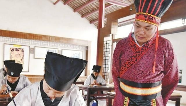 中国文化$老秀才上联:“登楼望南北”,学童随口下联,老人:前途无量!