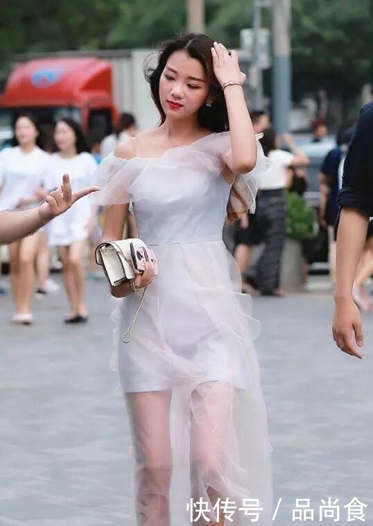 包臀裙 美丽的小姐姐穿出时尚新高度,你喜欢这样的装扮吗?