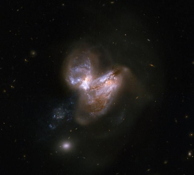 ESA公布六张绝美星系合并照：由哈勃太空望远镜拍摄