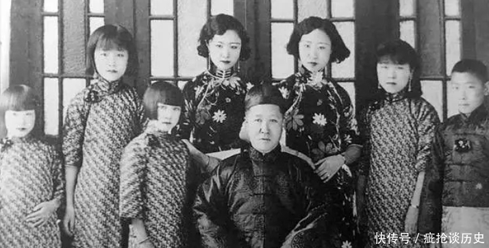 格格|老照片:溥仪妹妹身穿旗袍,大清格格气质出众,端庄优雅又漂亮