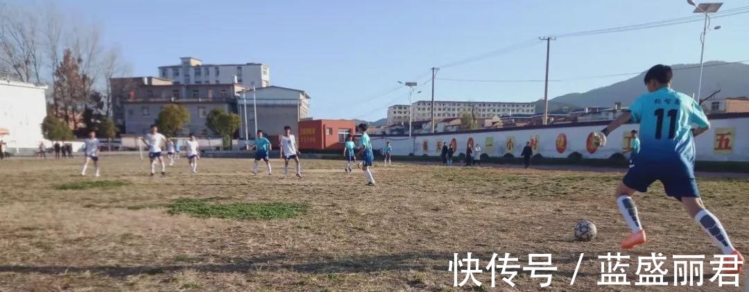 沙窝镇|新县沙窝镇初级中学与八里畈镇初级中学举行足球联谊比赛!