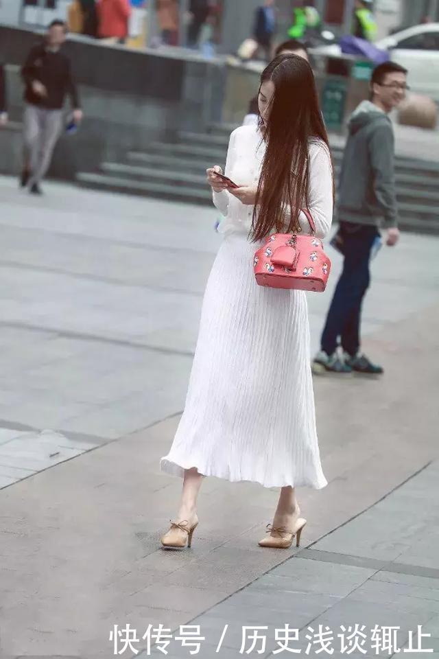 连衣裙姐妹花走在街上,明媚靓丽,活力十足