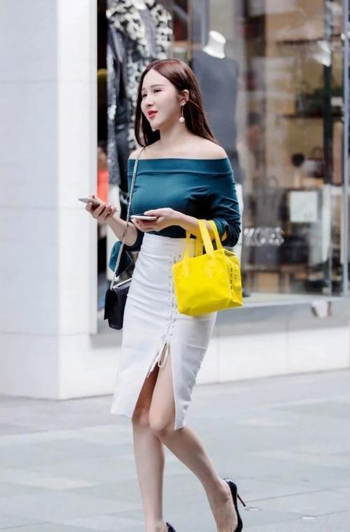 背心|路人街拍,黑色高腰针织背心,露出小蛮腰,你就是主角