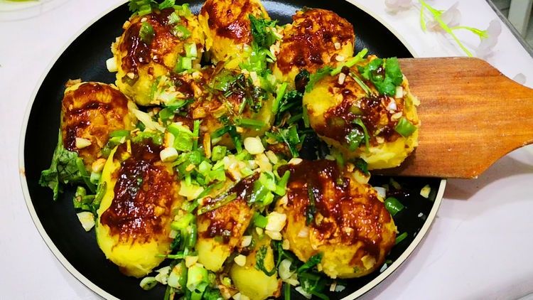 土豆又出新吃法,不煮不炸不凉拌,出锅比肉还香,一顿8个不够吃