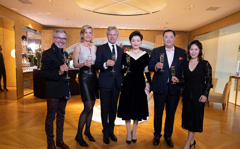 杨澜真是太有贵妇范了！穿黑裙搭丝绒手套优雅大气，气质十分出众